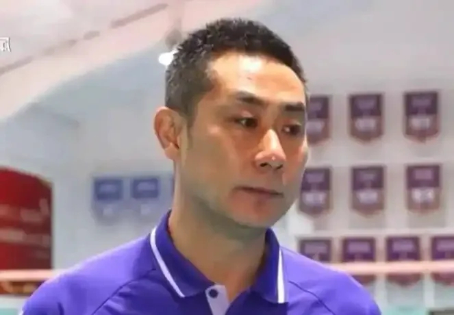 彩经网官网首页-四强成绩掩盖不住裂痕！天津球迷彻底怒了：陈方，你就是球队罪人|天津女排|队员|执教|教练|赛季_新浪体育_新浪新闻